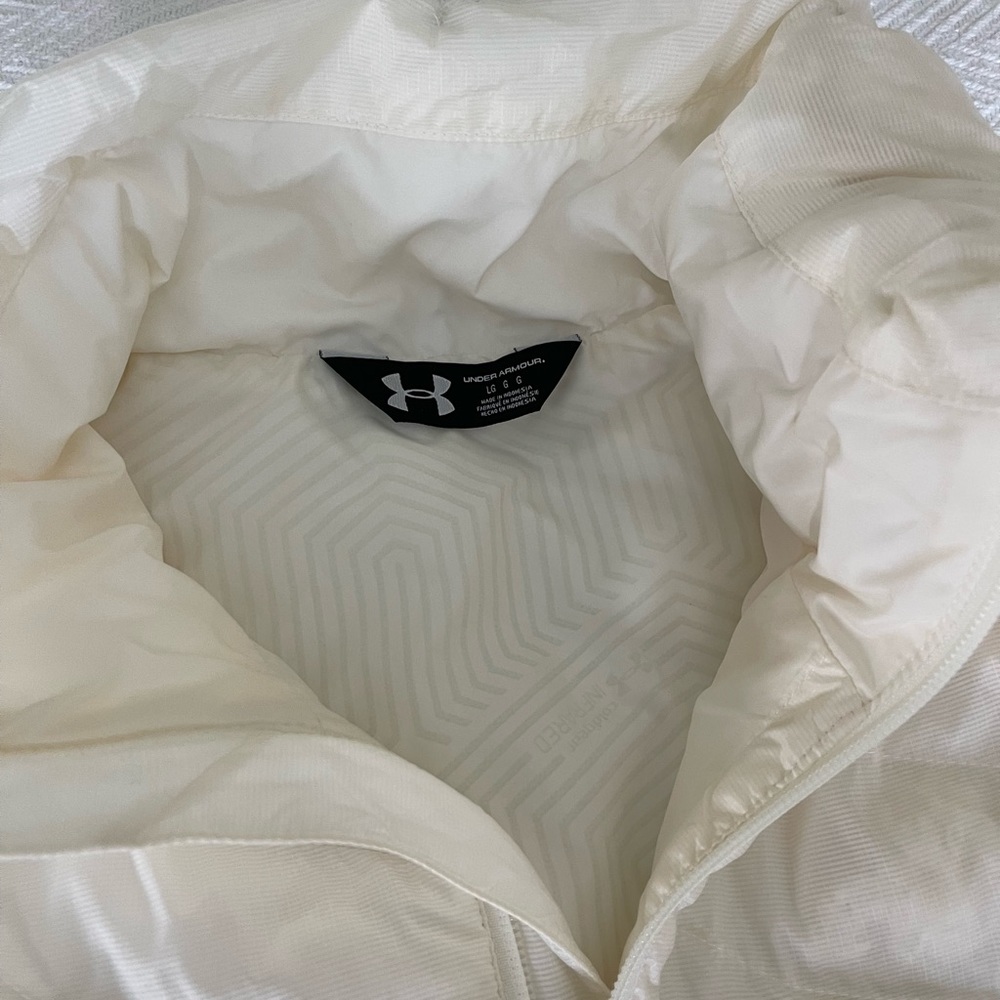 Size L Underarmour white puffer vest. - Picture 10 of 10